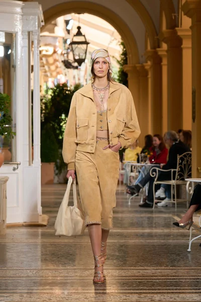 Look 14